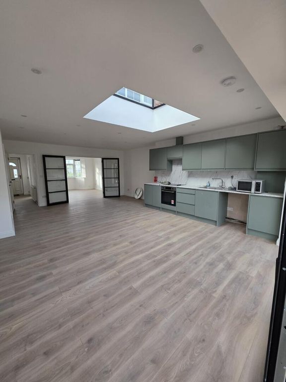 Property photo 2 of 9 Kitchen