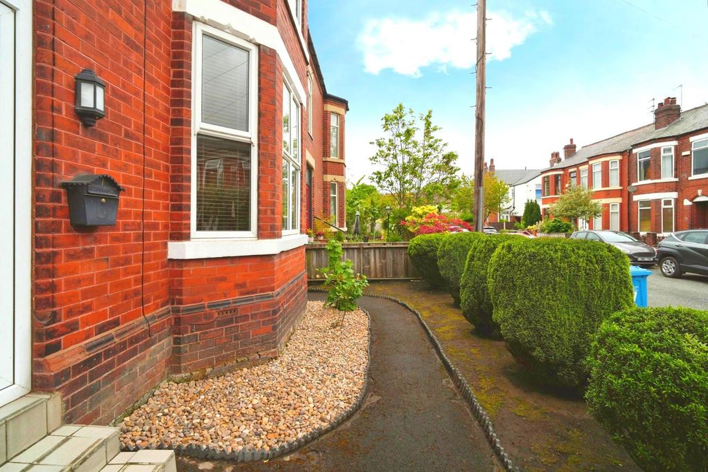 Property photo 1 of 18 External