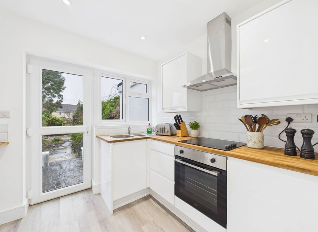 Property photo 2 of 10 Kitchen