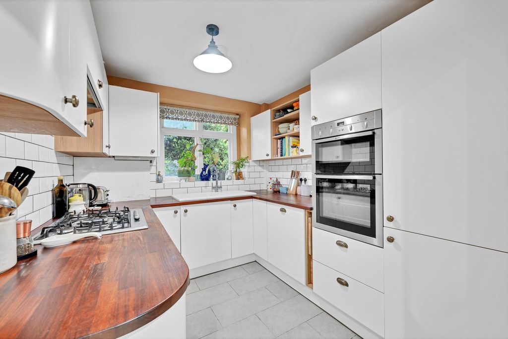 Property photo 3 of 18 Kitchen