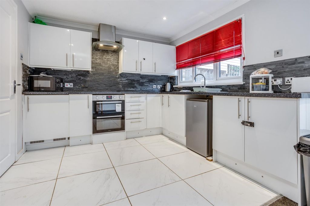 Property photo 2 of 28 Morcombe-21.Jpg