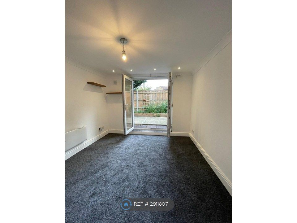 Property photo 2 of 6 Bedroom With French Doors Onto Private Garden