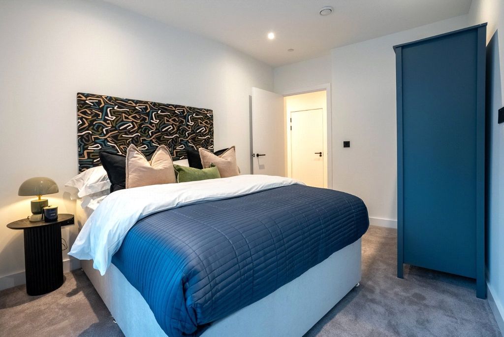 Property photo 2 of 19 Bankside