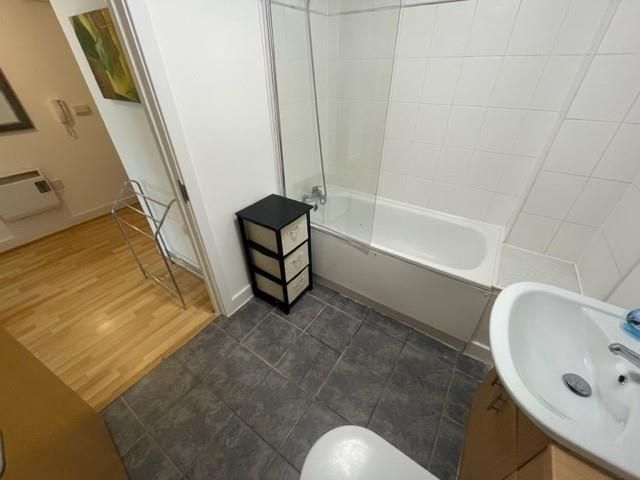 Property photo 3 of 14 18 Batrhroom 2.Jpg