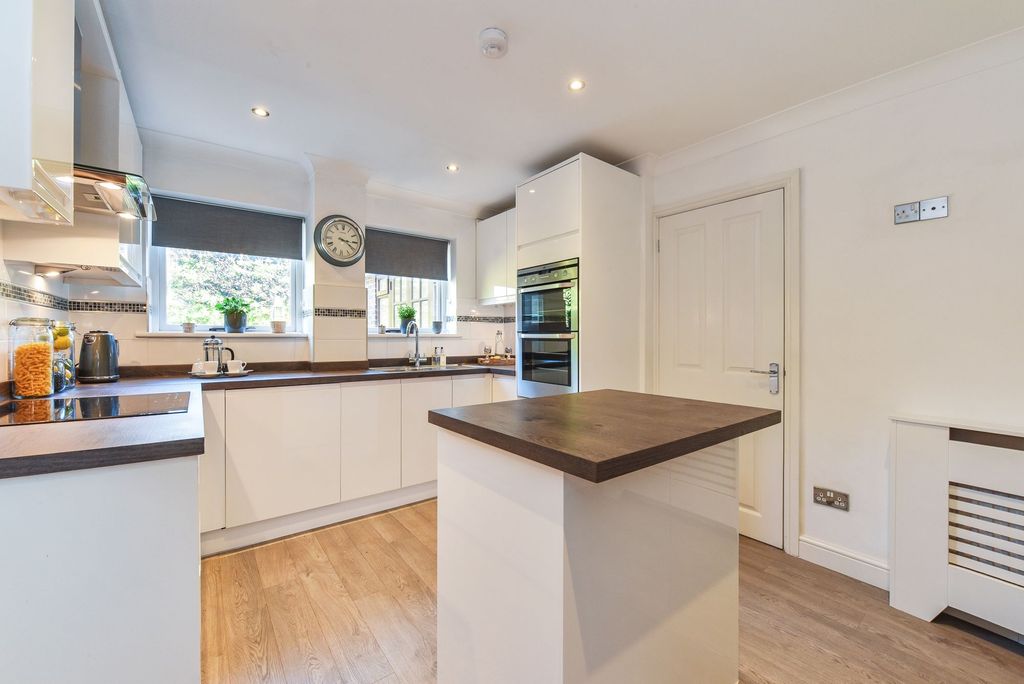 Property photo 2 of 32