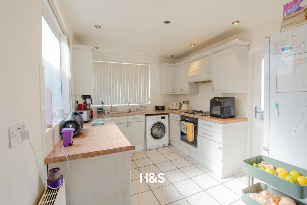 Property photo 3 of 9 54 Parkdale - Kitchen.Jpg
