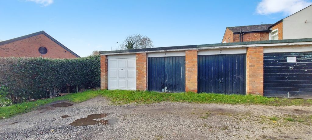 Property photo 3 of 17 Garage