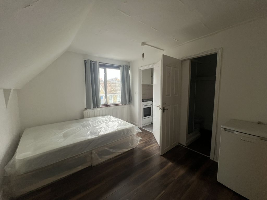 Property photo 1 of 5 Studio Flat Available In Stretham
