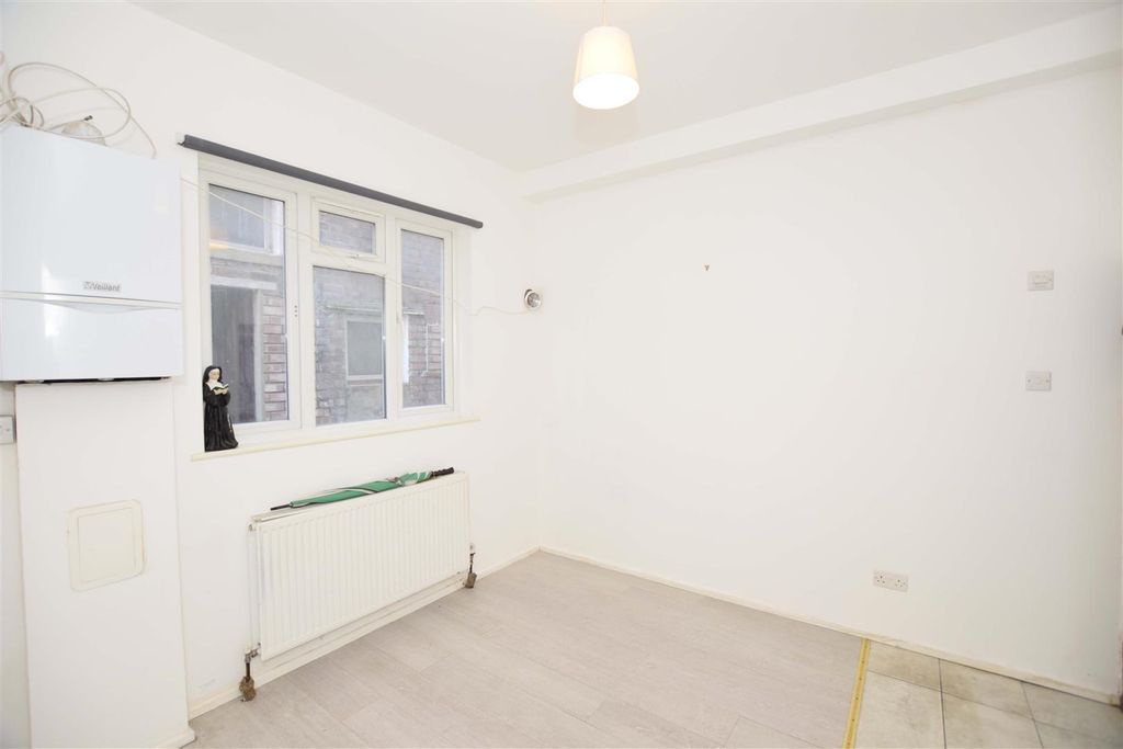 Property photo 3 of 10 Bedroom.Jpg