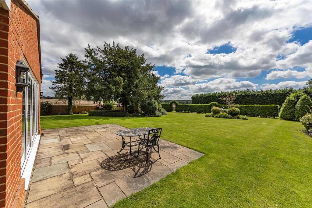 Property photo 2 of 14 Manor Farmhouse Popham So21 3Bj-13 (1).Jpg