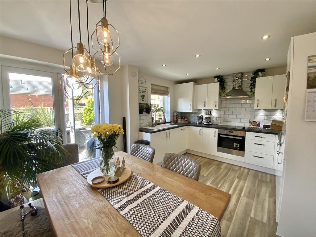 Property photo 2 of 12 Kitchen/ Dining Room