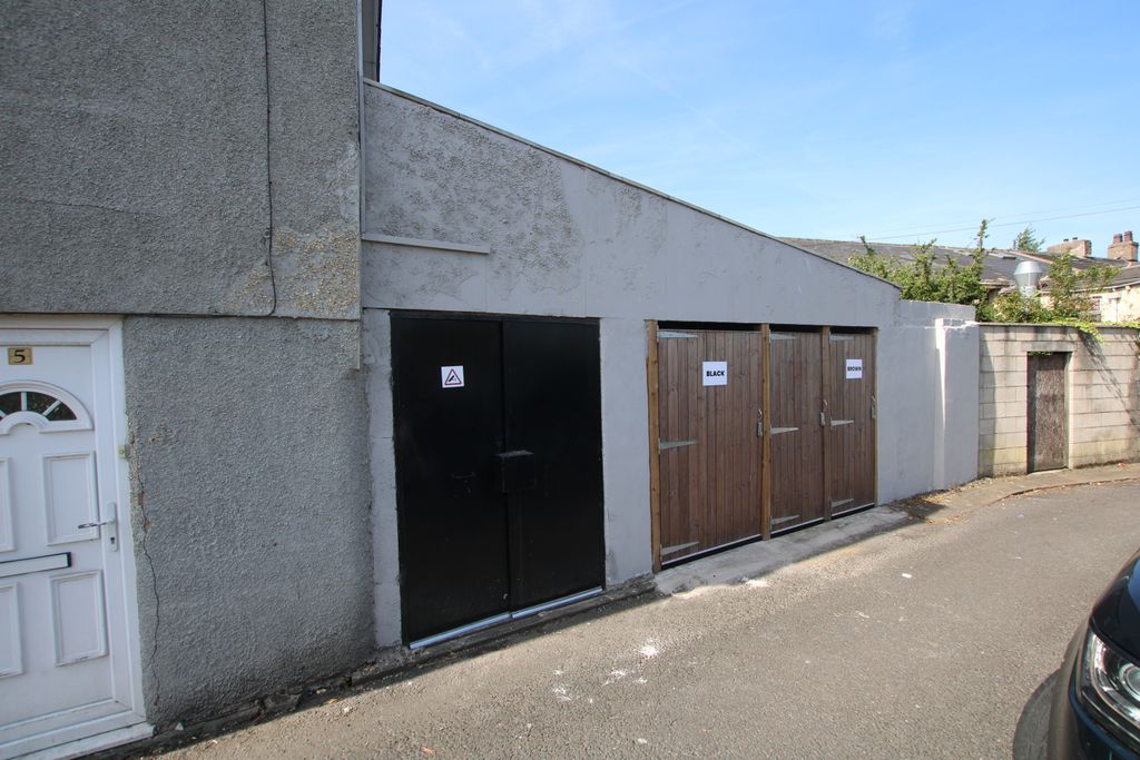 Property photo 1 of 4