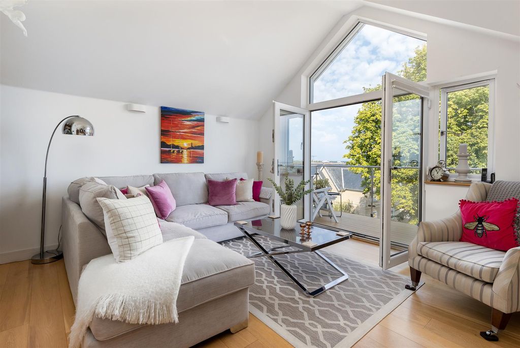 Property photo 3 of 49