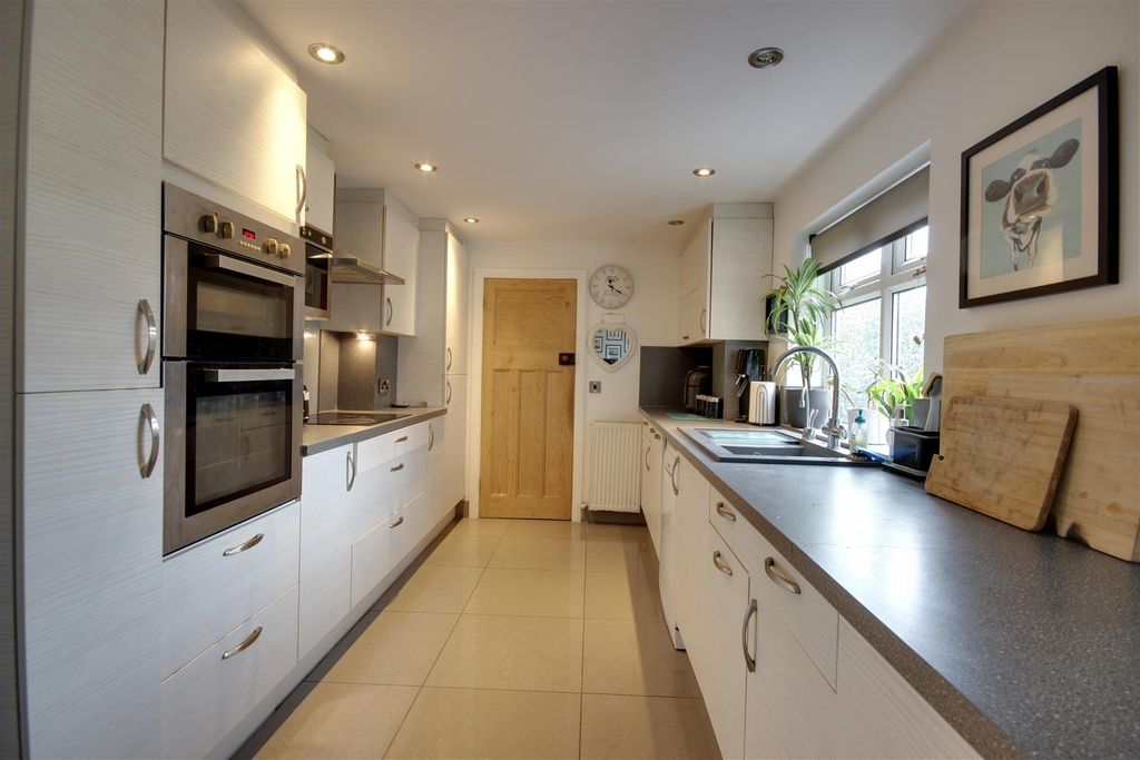 Property photo 3 of 17 Kitchen