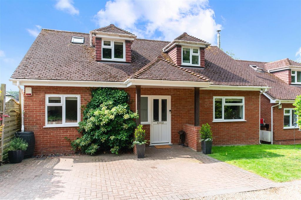 Property photo 1 of 30 Kingswood Road (30).Jpg