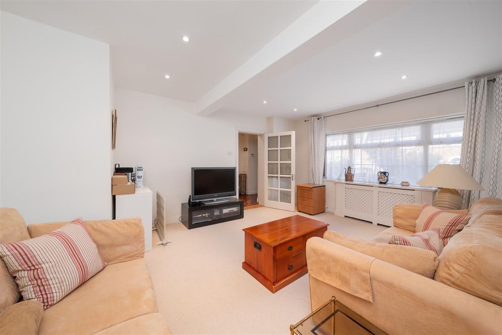Property photo 2 of 11 Leeward Gardens (01 Of 12).Jpg