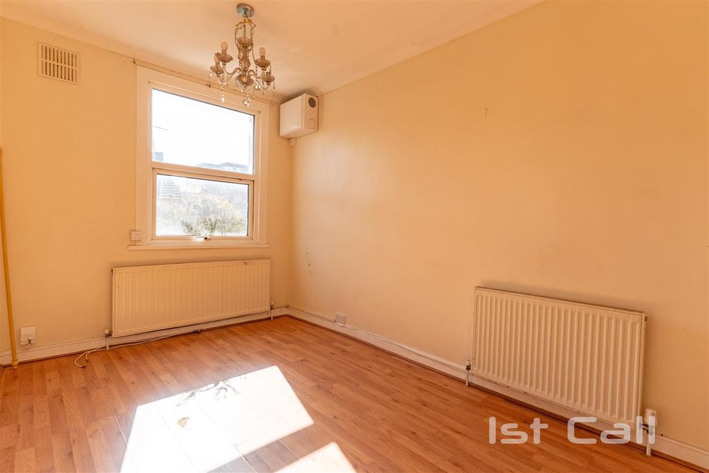 Property photo 2 of 7 Lounge