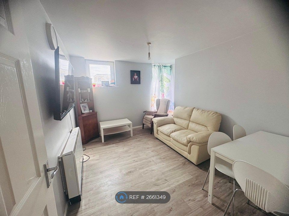 Property photo 1 of 5 Living