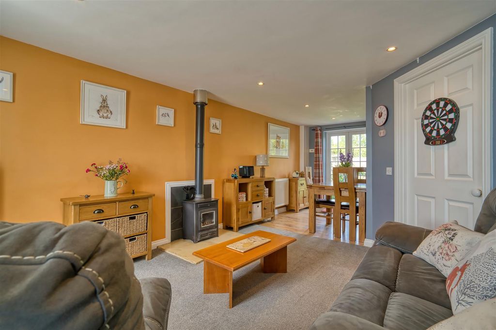 Property photo 2 of 11 Sitting Room