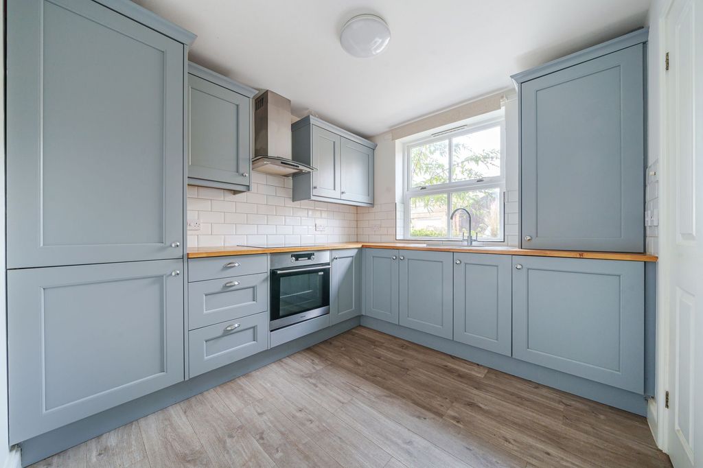 Property photo 2 of 8 Kitchen