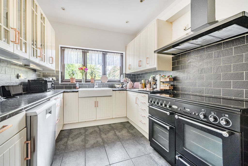 Property photo 3 of 24