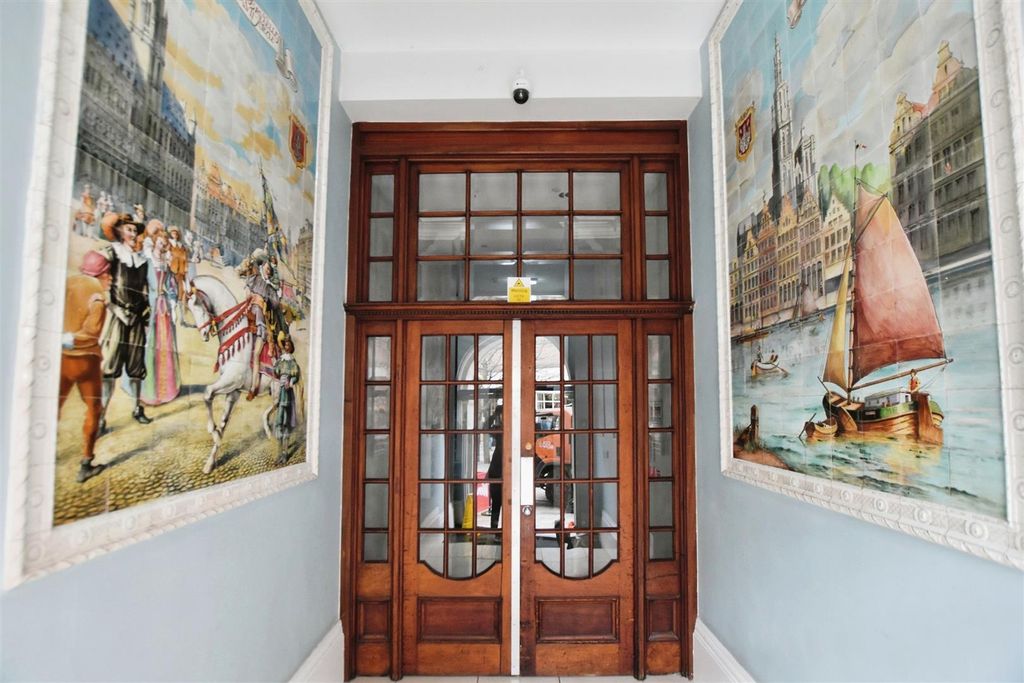 Property photo 1 of 11 Entrance Hall