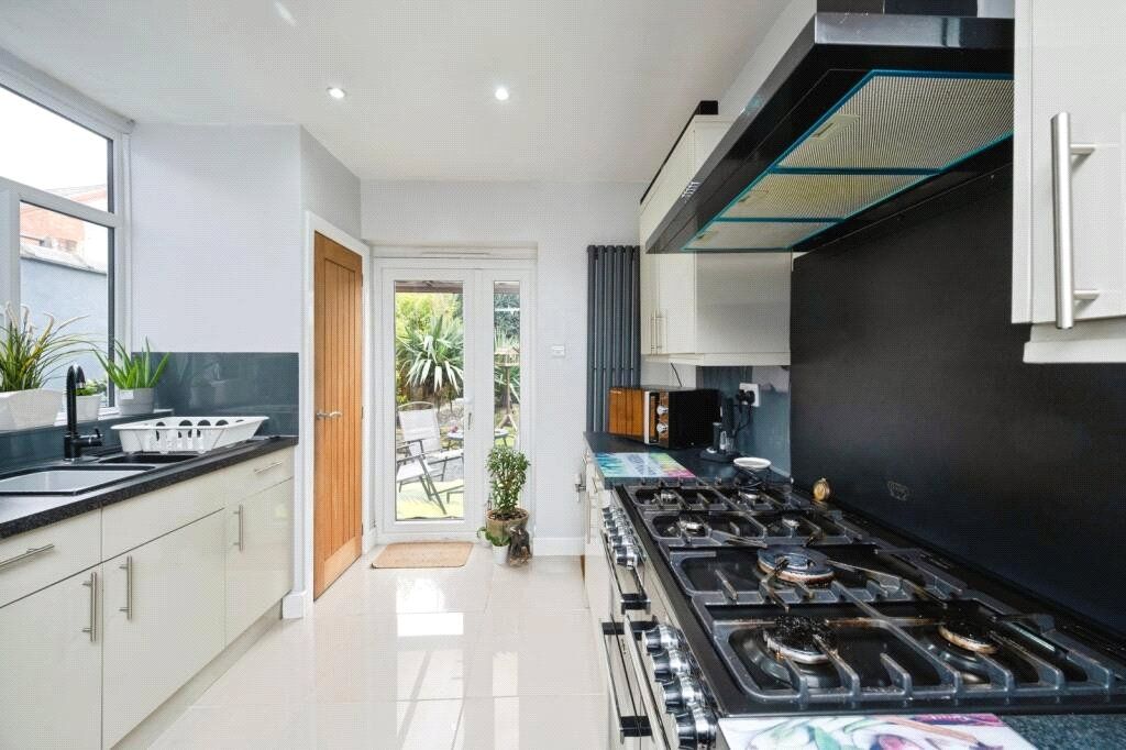 Property photo 3 of 19 Kitchen