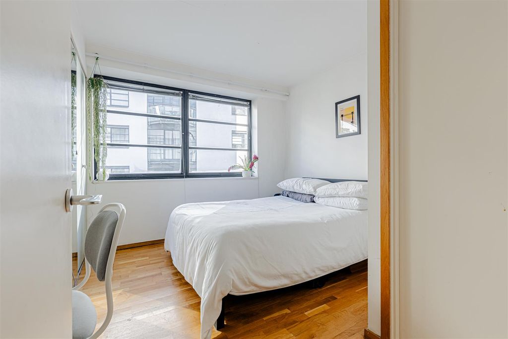 Property photo 2 of 26 Ice Wharf (25).Jpg