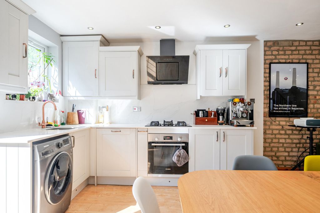 Property photo 3 of 27 Kitchen