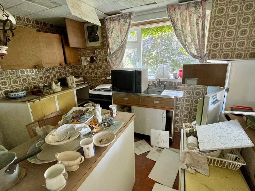 Property photo 3 of 16 Kitchen