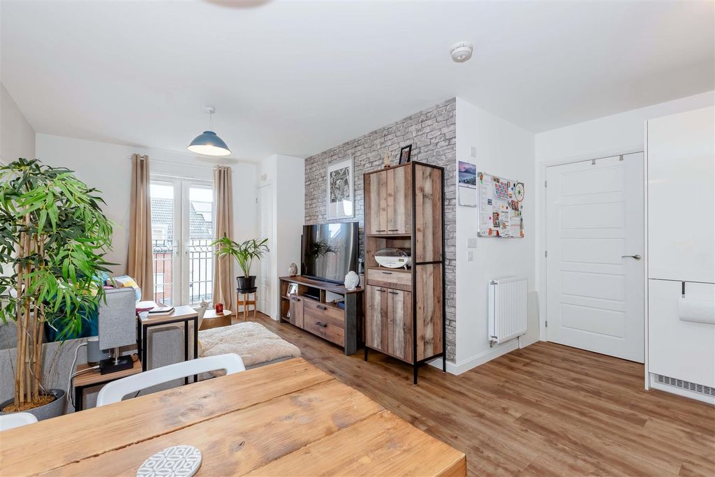 Property photo 2 of 14 Stroudley House_8.Jpg