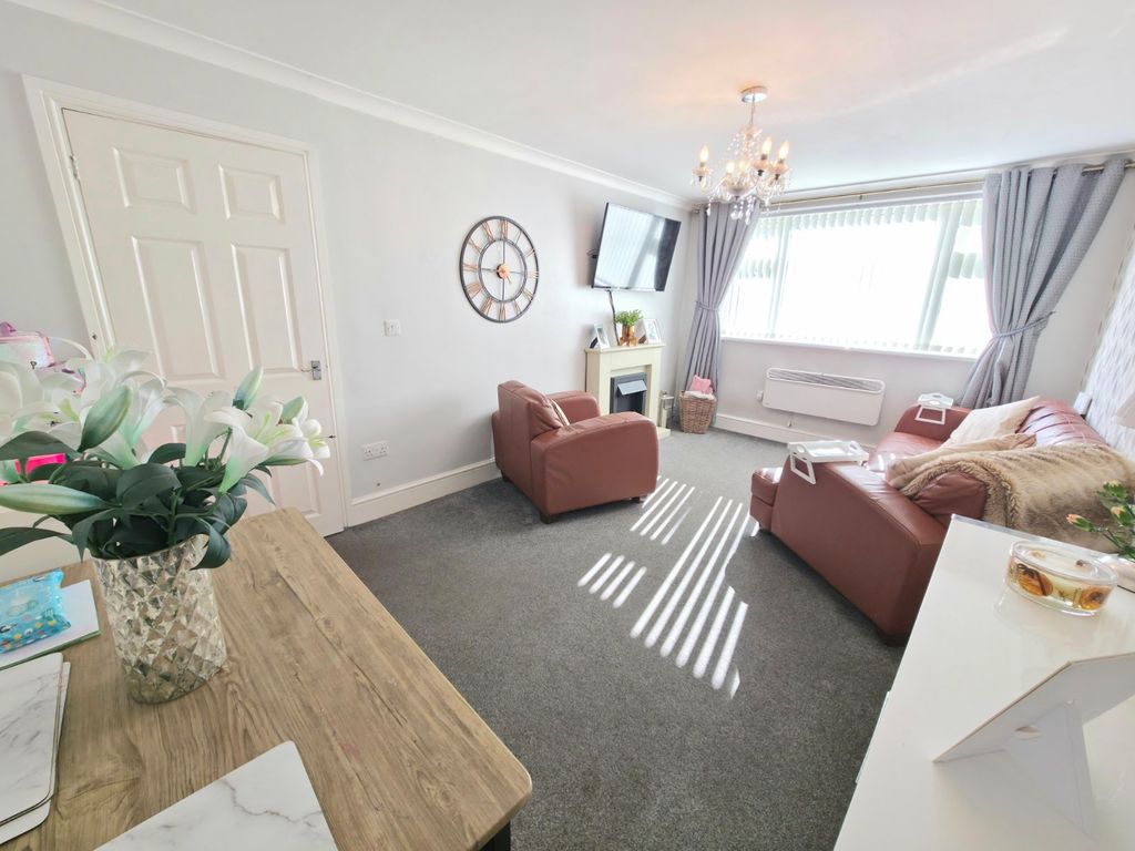 Property photo 3 of 11 Lounge