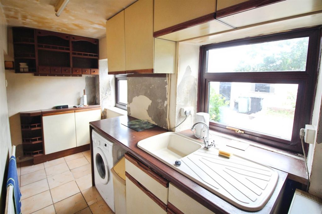Property photo 3 of 11 Kitchen