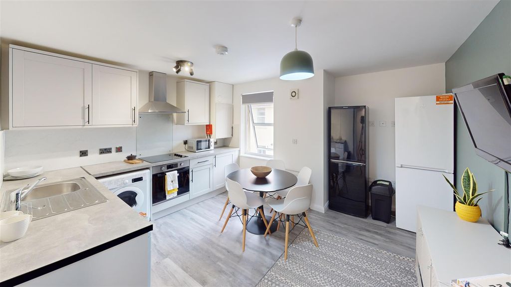 Property photo 1 of 16 Flat-3-8-Piccadilly-Place-Kitchen-Living-Dining.Jp