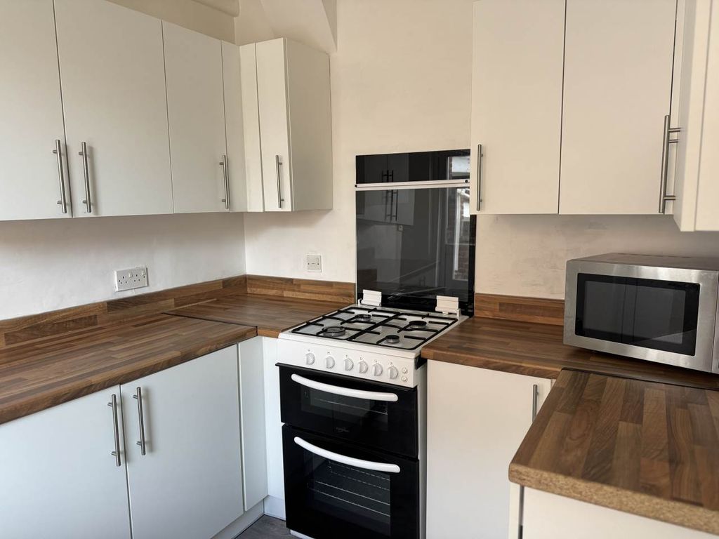 Property photo 2 of 7 Kitchen