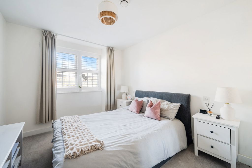 Additional image 8 of 2 bed flat for saleGresham Gardens, Oxted RH8