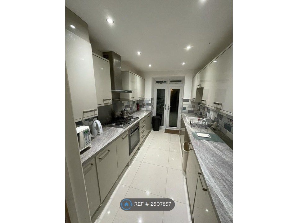 Property photo 2 of 9 Kitchen
