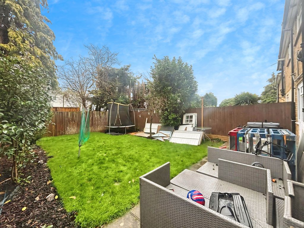 Property photo 2 of 8 Garden