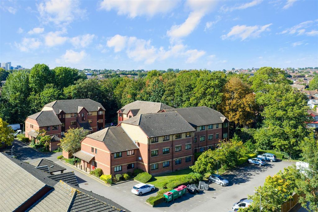 Property photo 1 of 11 Rossignol Gardens, 59- (11).Jpg