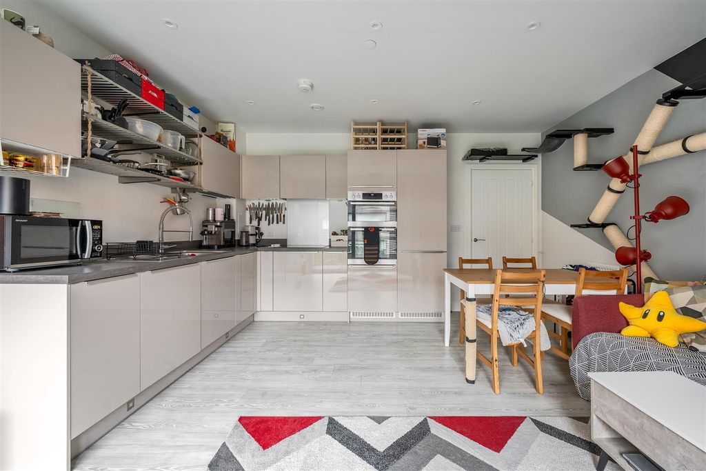 Property photo 3 of 13 Hoffmans Road, E17