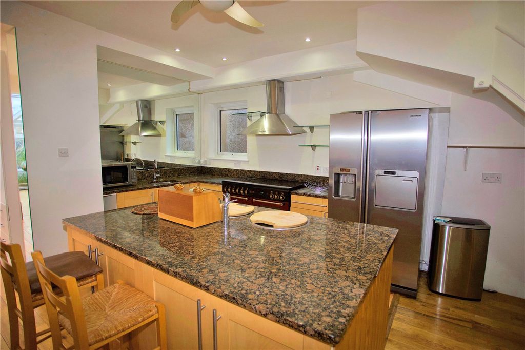 Property photo 3 of 11 Kitchen