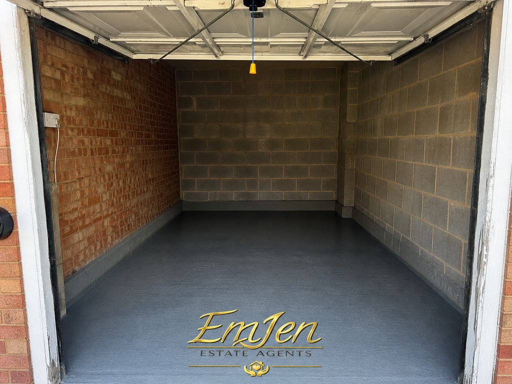 Property photo 3 of 16 Garage