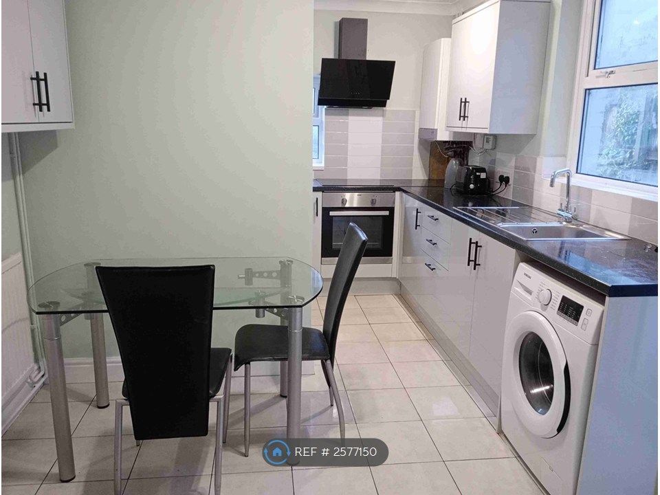 Property photo 2 of 6 Kitchen