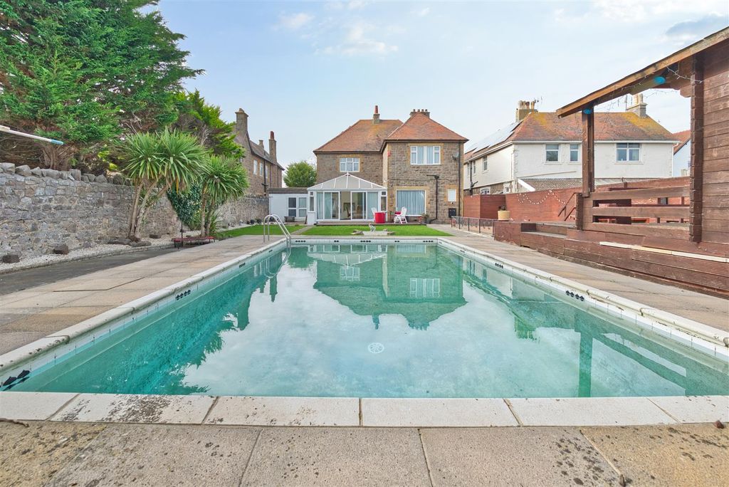 Property photo 2 of 49 Garden/Pool