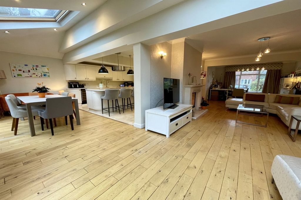 Property photo 2 of 27