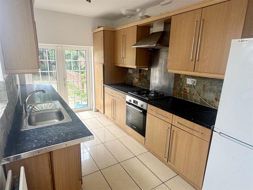 Property photo 3 of 10 Kitchen