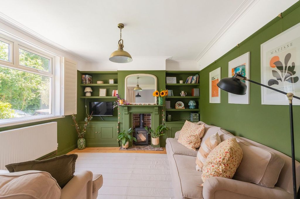 Property photo 1 of 28 1O0S6Tn - Living Room C.Jpg