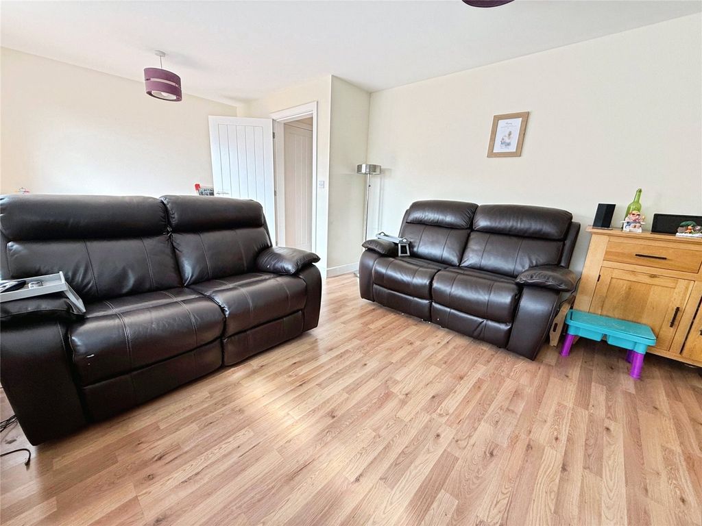 Property photo 3 of 14 Lounge