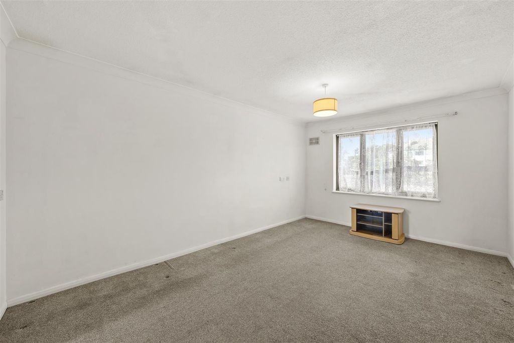 Property photo 3 of 8 38 Betjeman Close - Cvh1c7Wzpiqedg8Bzky4 (Id 14743
