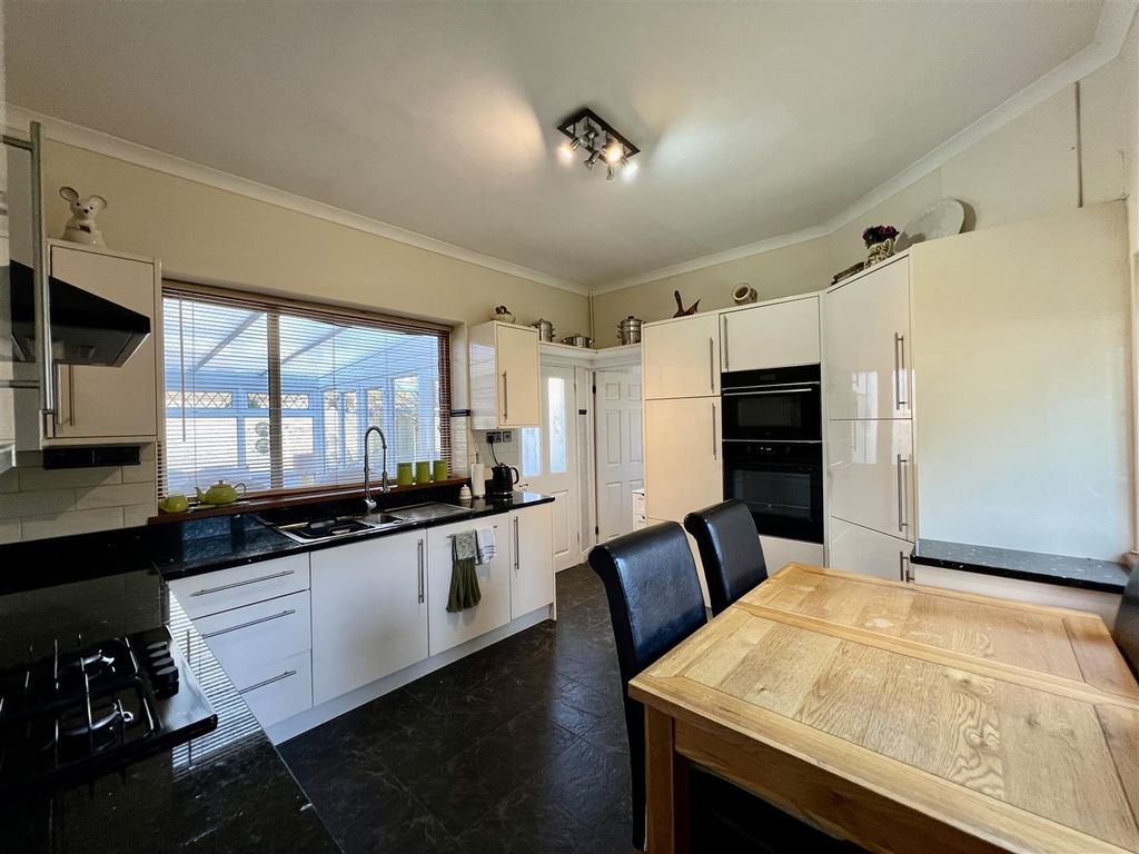 Property photo 3 of 26 Kitchen